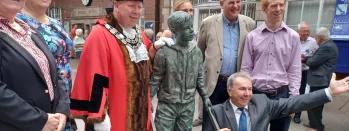 Barrow Boy statue in Bridlington 8stmy-cwy6d-boe2k-qbzcm-ryq9w
