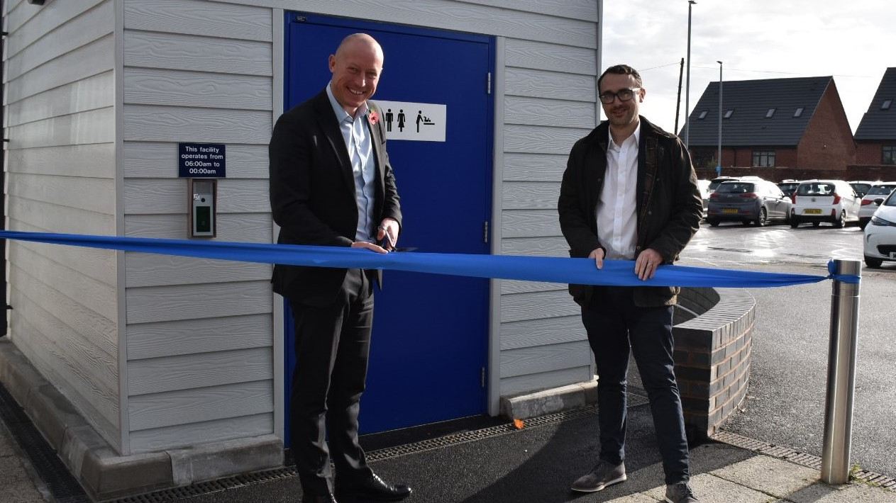 Chris Jackson and Simon Elliott open the new toilet pod by cutting a ribbon (2)